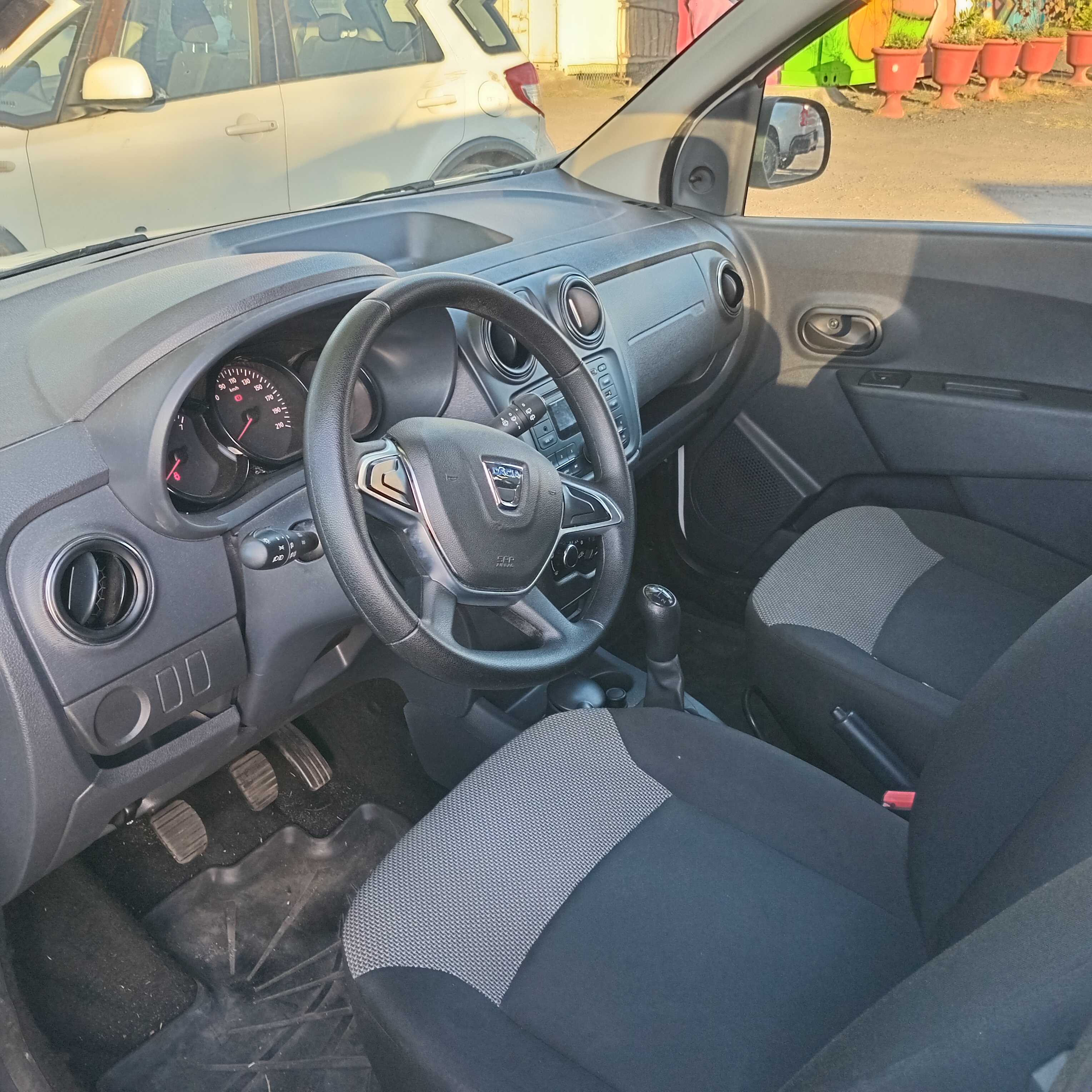 Voiture Occasion Tahiti Dacia Lodgy 7 places Petites Annonces PF - SEEKO